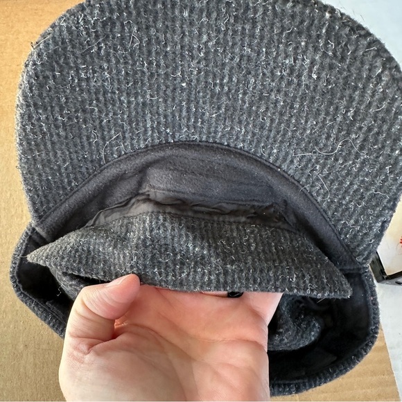 NEW.The Tilley Winter Cap, vintage. Wool and fleece. Gray, textured. - Picture 7 of 13